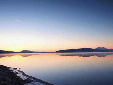 Boş kumsala Adası tropik günbatımı romantik renkleri. Kumda ayak adımları.