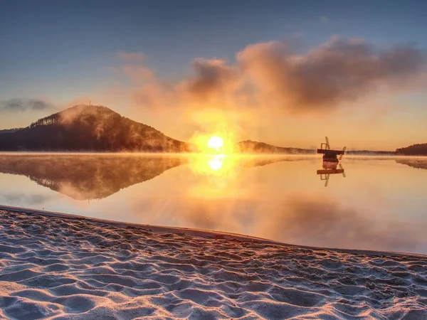 Mattina vista di blocco con posto per saltare. Bella vista della località di villeggiatura nebbiosa . — Foto Stock