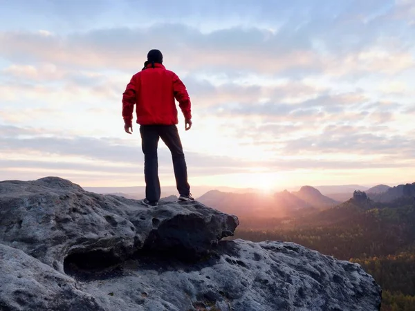 La figura de los hombres de chaqueta roja en el acantilado agudo. Montañas a principios de otoño amanecer —  Fotos de Stock