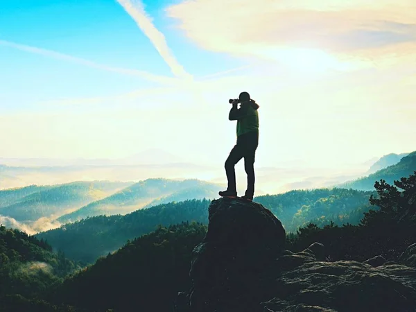 アクションで自然写真家。霧の雲の上の人のシルエット, — ストック写真