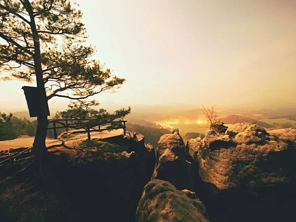 Fullmåne natten med soluppgång i en vacker berg av Bohemian-Sachsen Schweitz. — Stockfoto