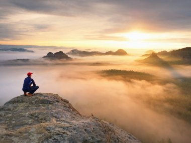 Kayalar renkli puslu sabah. Gözleri gölgeleme rock İmparatorluğu'na karanlık örtüsü turist 