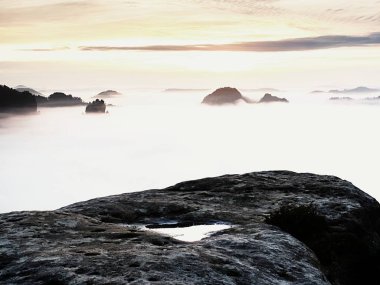 Sonbahar erken sabah Vadisi Saksonya'nın İsviçre düşmeye kumtaşı kayaların üzerinden görüntüleyin. Kumtaşı zirveleri