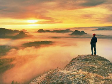 Fotoğrafçı siluet bir bulutlar deniz, Puslu dağlar yukarıda