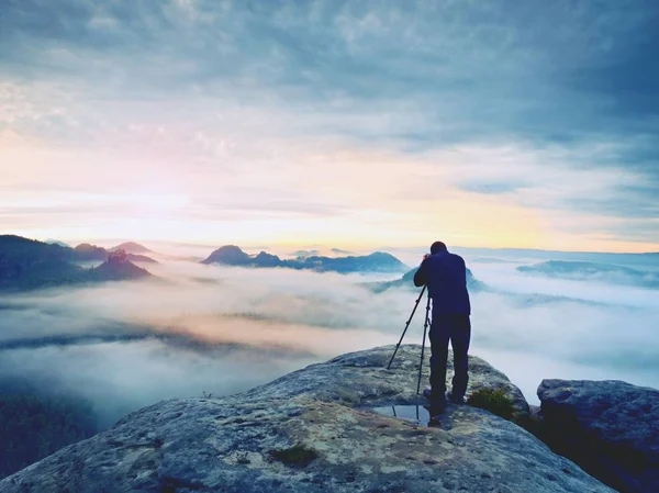 Artista fotografico in opera. Fotografo in montagna. Viaggiatore scatta foto di paesaggio maestoso , — Foto Stock