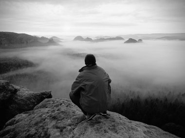 Fiyatı kayalık tepe üzerinde. Ağır Sis derin vadi içinde harika daybreak dağlarda. . Siyah ve beyaz fotoğraf.