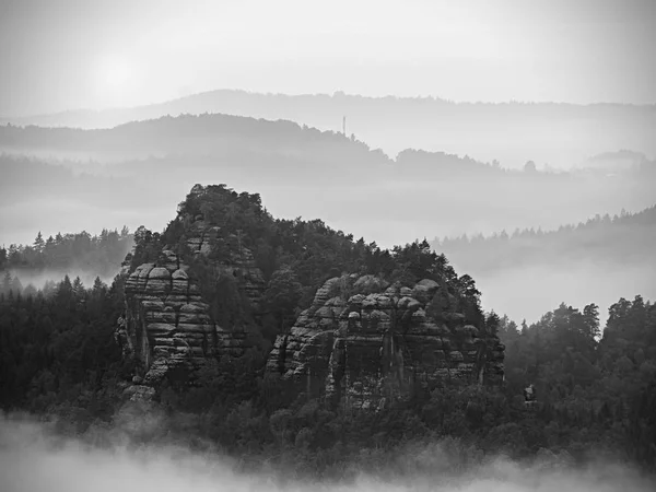 Herfst inversie mist. Toppen van heuvels steeg van mistige achtergrond. — Stockfoto