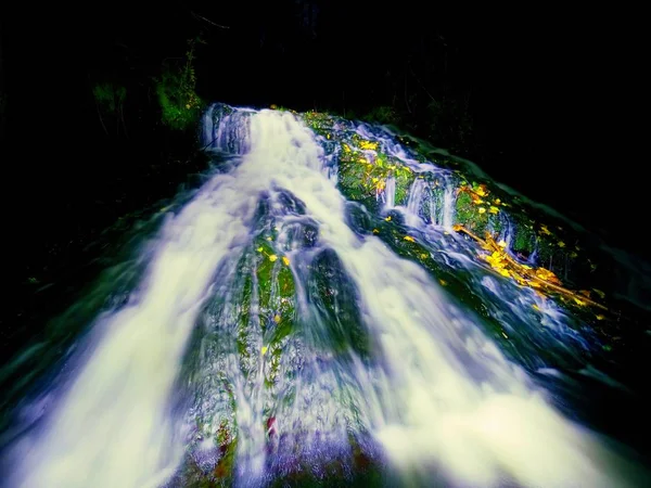 Pittura leggera in cascata notturna. Cascata bianca sul torrente di montagna. Acqua schiumosa offuscata — Foto Stock