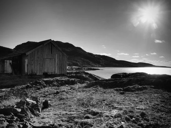 Maison de bateau rouge au quai, île rocheuse, Norvège. Bâtiment traditionnel blanc rouge au quai près de la mer — Photo