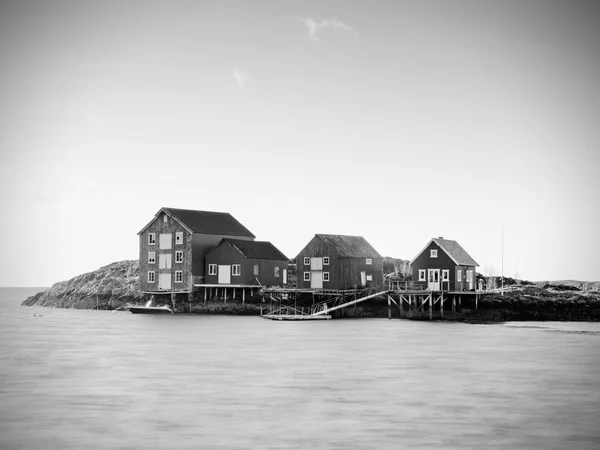 Village de pêcheurs traditionnel. Chalets sur la côte sur l'île rocheuse. Shinning bâtiment blanc rouge — Photo