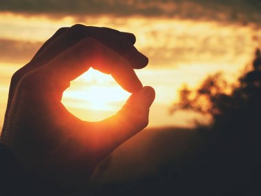 Adam el dokunmak güneş parmak daire. Güzel bir tepelik peyzaj puslu daybreak . 