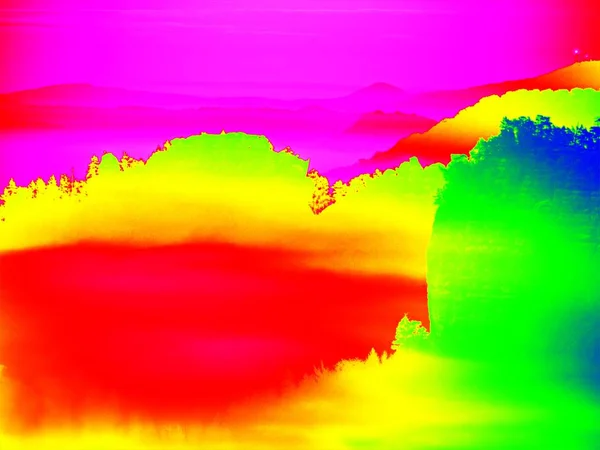 Thermography фото. Вид на животных. Весенний пейзаж Холмы, лес и туман с кричащими цветами к ультрафиолетовому . — стоковое фото