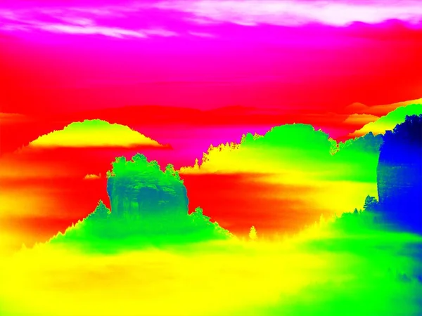 Termografiakuva. Eläinten näköala. Kevätmaisema. Hills, metsä ja sumu chaned värejä ultravioletti . — kuvapankkivalokuva