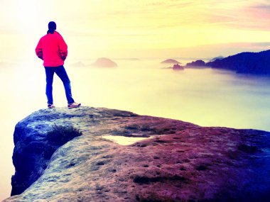 Dağ tepe, adam uzun yürüyüşe çıkan kimse. Muhteşem daybreak sonbahar puslu manzara içinde. Soyut etkisi.