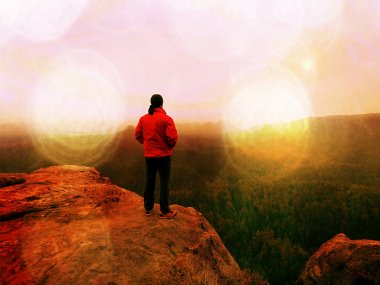 Dağ tepe, adam uzun yürüyüşe çıkan kimse. Muhteşem daybreak sonbahar puslu manzara içinde. Soyut etkisi.