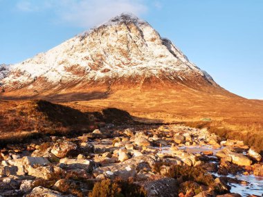 Nehirde Coupall Delta Nehri'ne Etive. Karlı dağ Stob Dearg 1021 metre yüksek konisi.