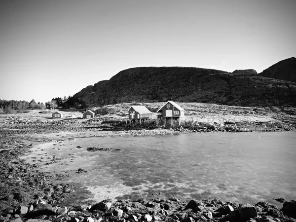 Belle vue sur la baie nordique avec des maisons traditionnelles le long du littoral rocheux. Printemps Norvège . — Photo