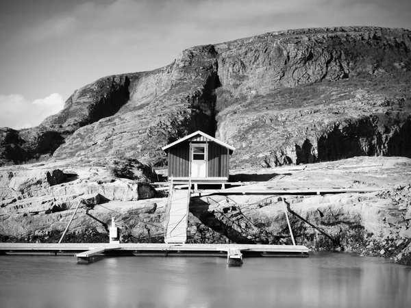 Belle vue sur la baie nordique avec des maisons traditionnelles le long du littoral rocheux. Printemps Norvège . — Photo