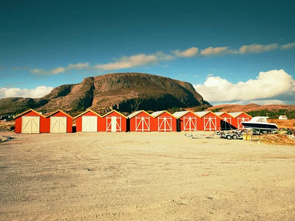 Casas vermelhas e brancas tradicionais em pequena vila piscatória. Baía silenciosa na primavera Noruega — Fotografia de Stock