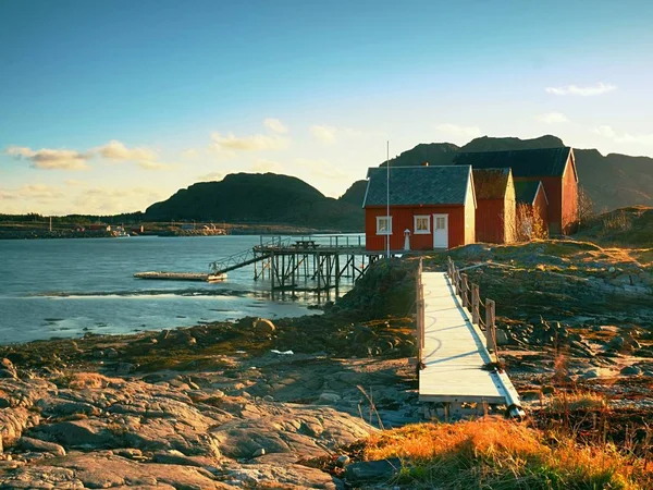 Paesaggio Rurale Norvegese Tradizionale Casa Legno Rosso Bianco Isola Rocciosa — Foto Stock