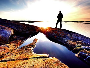 Adam silüeti. Güzel gün batımı dokunmatik ufuk, denizde mavi gökyüzü temizleyin. Uzun yürüyüşe çıkan kimse sahne tadını çıkarın