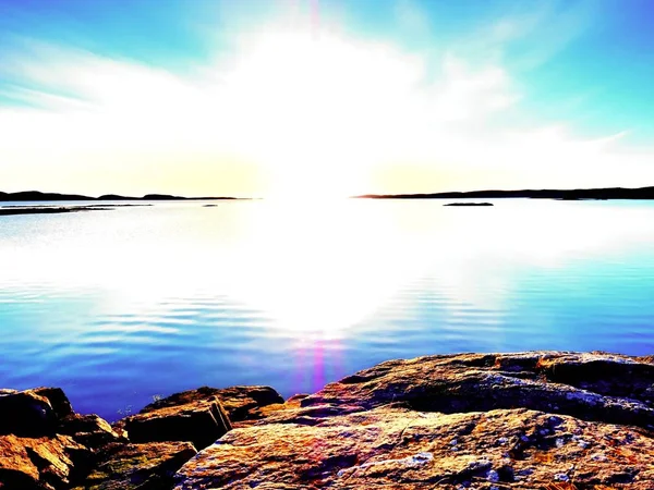 Atardecer suave Mar entre rocas de granito. Fondo pacífico con aguas tranquilas y tranquilas . —  Fotos de Stock