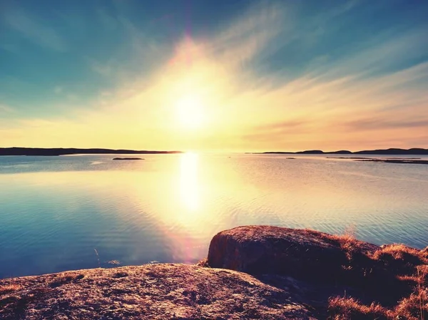 Glattes Abendmeer zwischen Granitfelsen. ruhiger Hintergrund mit ruhigem ruhigem Wasser. — Stockfoto