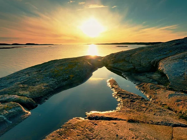 Soirée douce Mer entre rochers de granit. Arrière-plan paisible avec de l'eau calme tranquille . — Photo