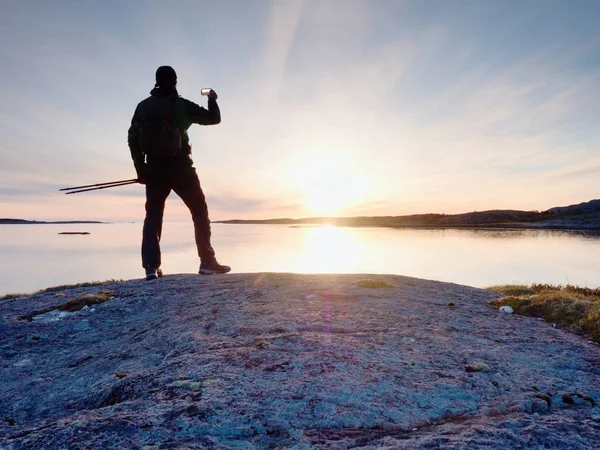 Turista chico tomando fotos de increíble paisaje marino en el teléfono móvil cámara digital . —  Fotos de Stock