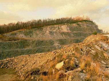 Bir taş ocağı işletmeye Ekskavatör markalarıdır. Üretim ve kırık phonolite imalatı. 