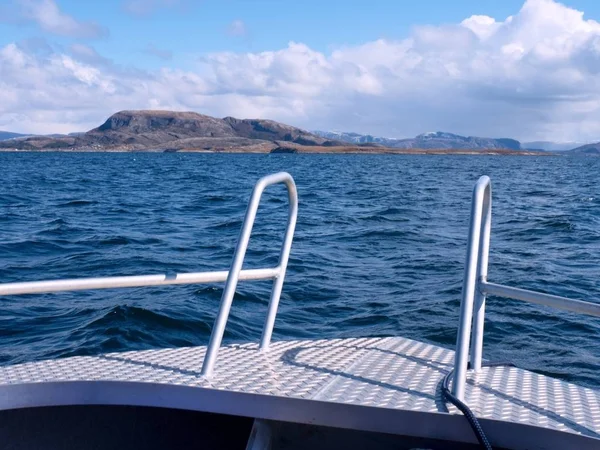 Barco deportivo navegando en el mar azul mediterráneo tranquilo. Isla rocosa en el horizonte — Foto de Stock