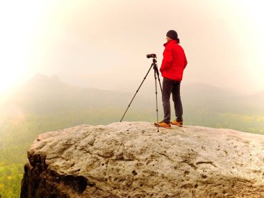 Dağ tepe üzerinde profesyonel fotoğrafçı iş. Doğa fotoğrafçısı rock ayna kamera ile fotoğraf çeker 