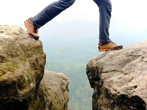 黒オレンジ ハイキングでハイカーの脚の詳細は山の頂上にブーツします。トレッキング シューズの足 — ストック写真