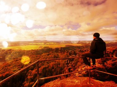 Soyut etkisi. Kumtaşı kaya ve renkli sis ve sis sabah Vadisi'nde izlerken tepe üzerinde turist sit.