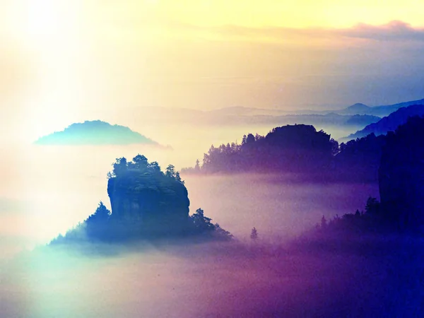 Abstrakcyjny efekt. Jesienne sunrise w góry w inwersji. Szczyty wzgórz wyciąć z mgły — Zdjęcie stockowe