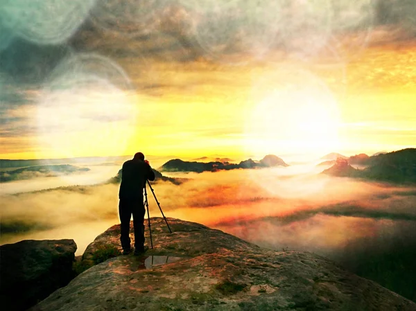Abstrakta effekt. Naturfotograf förbereda kameran till tar imponerande bilder av dimmiga falla landskap — Stockfoto