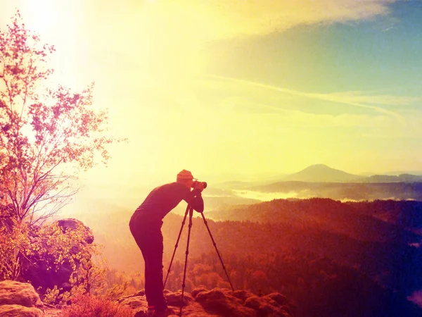 Effetto astratto. Fotografo natura preparare fotocamera per scattare foto impressionanti di nebbioso paesaggio autunnale — Foto Stock