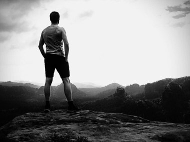 Adam tişört ve pantolon. Turizm peyzaj seyir dağ tepe üzerinde.