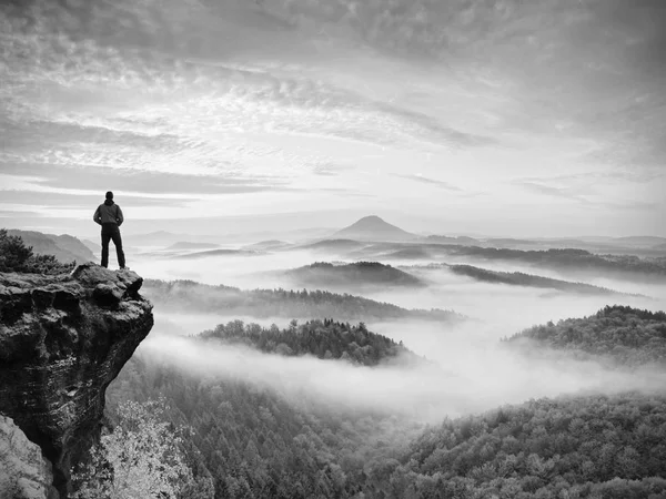 Uzun yürüyüşe çıkan kimse kumtaşı tepe kayalık Park üzerinde duran ve puslu ve sisli sabah valle izlerken