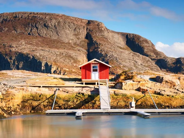 Paisagem Rural Norueguesa Tradicional Casa Madeira Vermelha Branca Ilha Rochosa — Fotografia de Stock