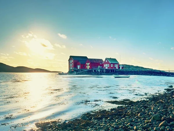 Maison rouge sur le rocher près de l'eau. Le paysage marin avec des maisons traditionnelles en bois blanc rouge — Photo