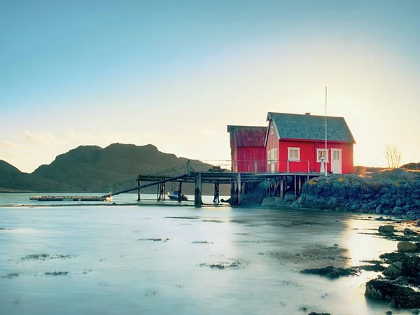Paesaggio costiero norvegese con una tipica casa rossa. Casa in legno rosso sul mare — Foto Stock