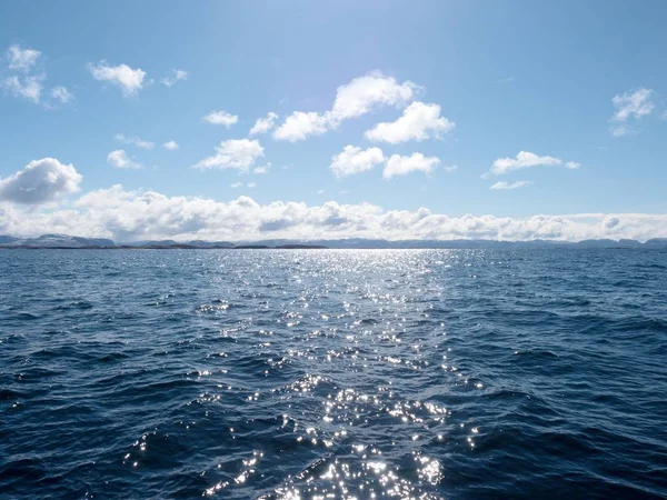 Unscharf Bokeh Hintergrund von blauem Wasser mit Sonnenreflexionen — Stockfoto