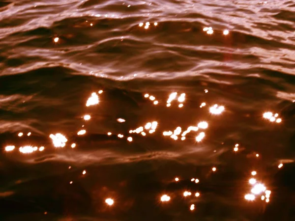 Wasser kleine Wellen passieren, Wasserstand in bunten Schatten bewegt sich mit Funkeln — Stockfoto
