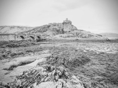 Loch Eilean Donan Kalesi İskoçya'da, üzerinde güzel alacakaranlık