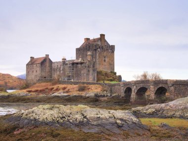 Eilean Donan Kalesi taş köprü su, İskoçya ile, 
