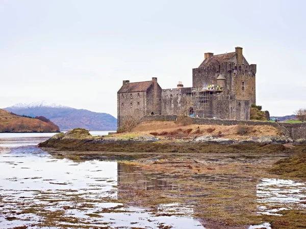 艾琳多南城堡与一座石桥在水之上, 苏格兰, — 图库照片