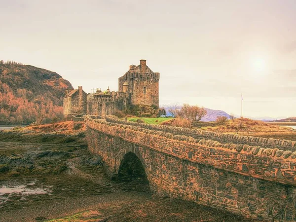 Tides in the lake at Eilean Donan Castle, Scotland. The popular stony bridge — Stock Photo, Image