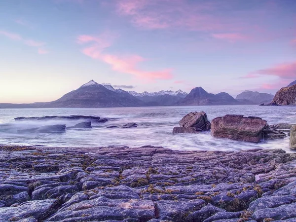 La célèbre baie rocheuse d'Elgol sur l'île de Skye, en Écosse. La montagne des Cuillins — Photo