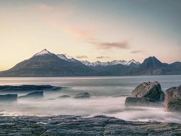 Klippig kust i Elgol vid solnedgången med spruckna stenar i detalj, Isle of Skye, Skottland. Blå skuggor — Stockfoto